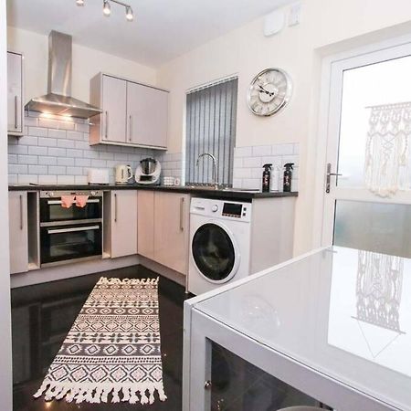 No25-Luxe Living Guest House- 2 Bed-Wifi-Free Parking-City- Beach Swansea Bagian luar foto