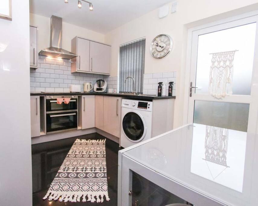 No25-Luxe Living Guest House- 2 Bed-Wifi-Free Parking-City- Beach Swansea Bagian luar foto