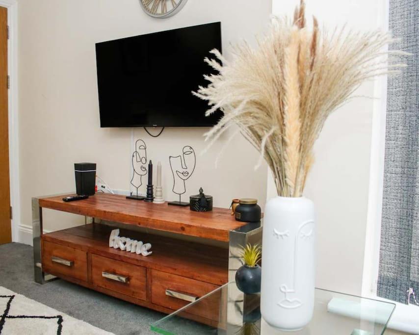 No25-Luxe Living Guest House- 2 Bed-Wifi-Free Parking-City- Beach Swansea Bagian luar foto