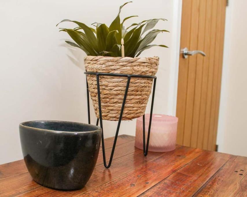 No25-Luxe Living Guest House- 2 Bed-Wifi-Free Parking-City- Beach Swansea Bagian luar foto
