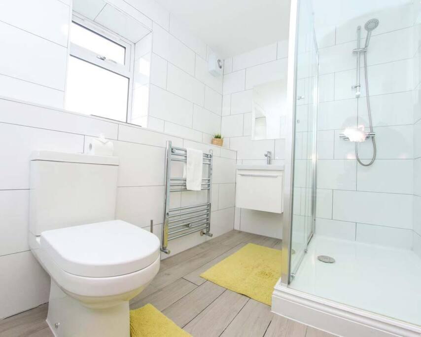 No25-Luxe Living Guest House- 2 Bed-Wifi-Free Parking-City- Beach Swansea Bagian luar foto